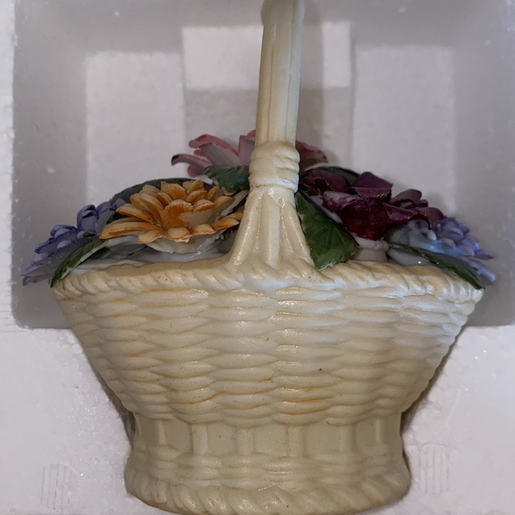 1980 Avon Floral Bouquet Porcelain Bisque Accent Piece IOB - Picture 4 of 15
